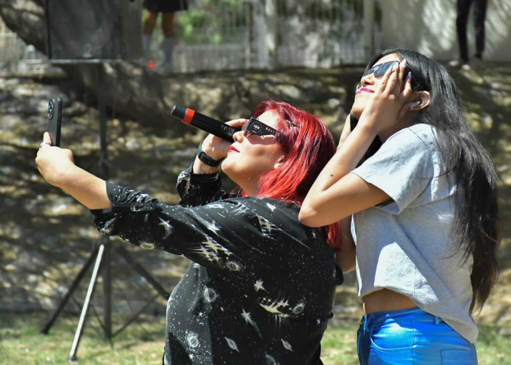 Observan Eclipse Solar 2024 en el Centro Hábitat Café Combate ¡Que